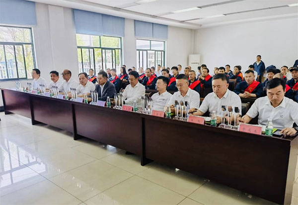 振奋有为   载誉前行---公司进行2022年杜着秀员工赞美大会